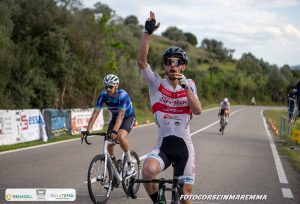 TROFEO CASTELLACCIA – LABATE TORNA A BRILLARE E VINCE UNA VOLATA A TRE BATTENDO BACCI E CICOGNOLA.